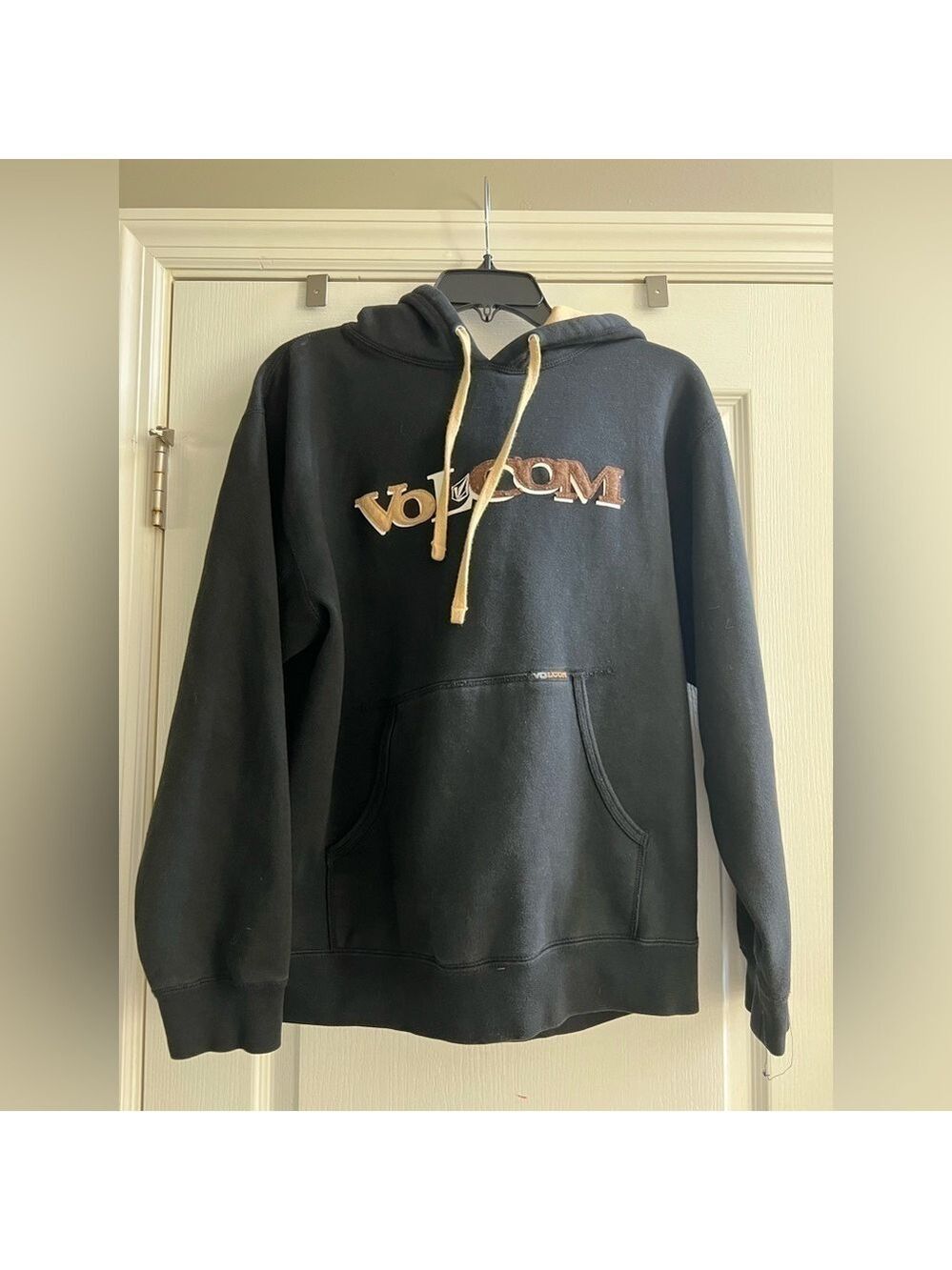 Volcom Pullover Hoodie.  Black/Tan. Size small.  Great used condition.